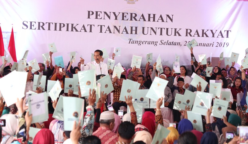 Jokowi Serahkan 40.172 Sertifikat