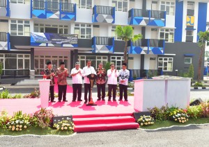 Presiden Jokowi didampingi sejumlah pejabat meresmikan rusun mahasiswa STKIP dan IAIN, di Tulungagung, Jatim, Jumat (4/1) pagi. (Foto: Rahmat/Humas)