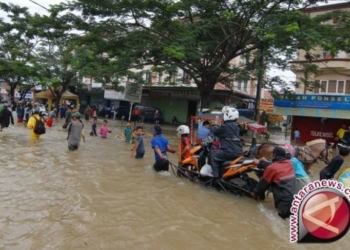 Pemkab Tangerang Keruk Saluran Atasi Banjir Cisauk
