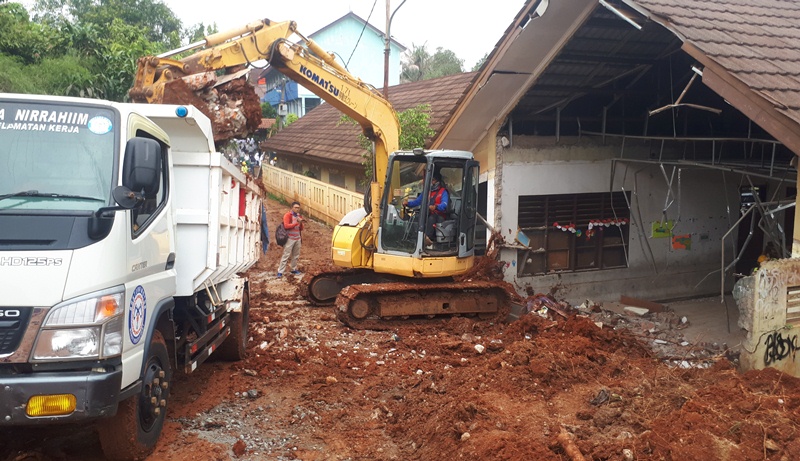 Puluhan Meja Kursi Rusak, SDN 1 Bambu Apus Jebol Ditimpa Truk