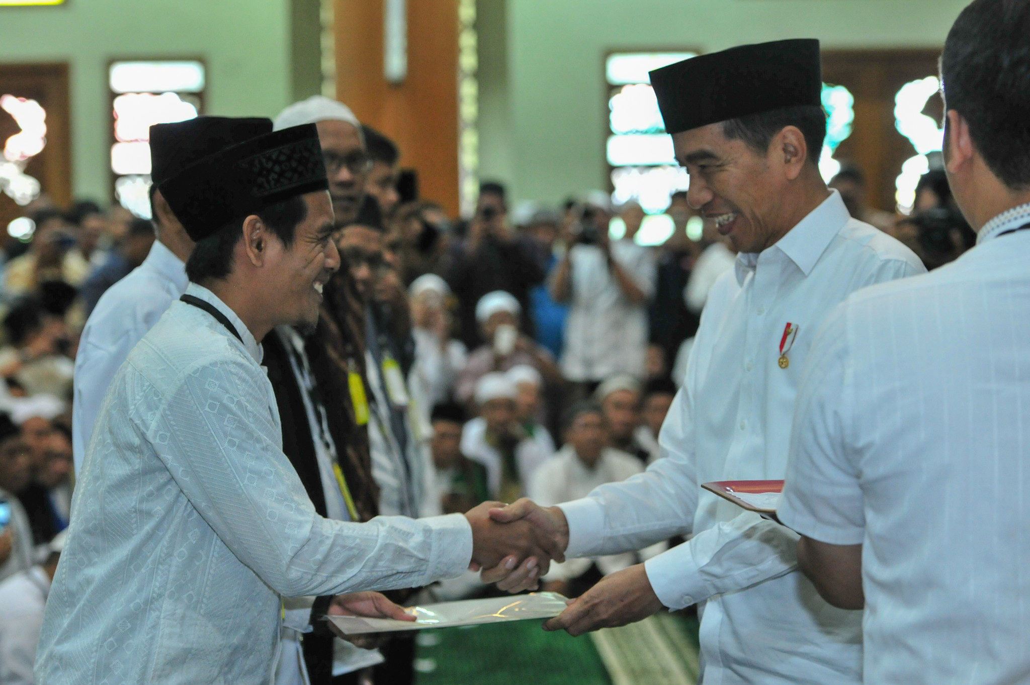 Serahkan 204 Sertifikat Wakaf di Bekasi, Presiden Jokowi Berharap Tidak Ada Lagi Sengketa Lahan