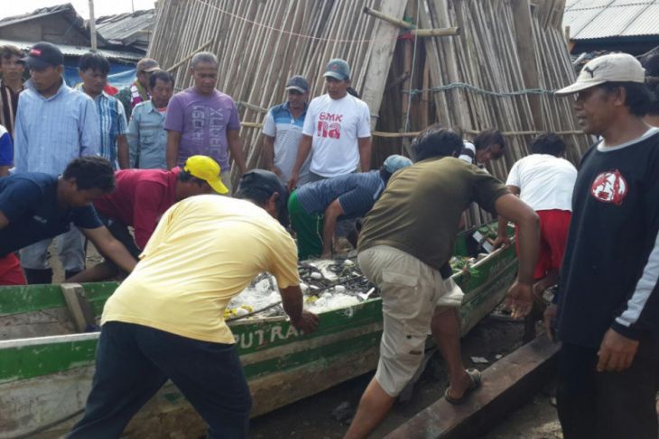 Tim Bersihkan Bangkai Perahu Di Sungai Cipunten