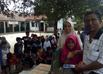 Warga Kota Serang Bantu Siswa SD Di Pandeglang