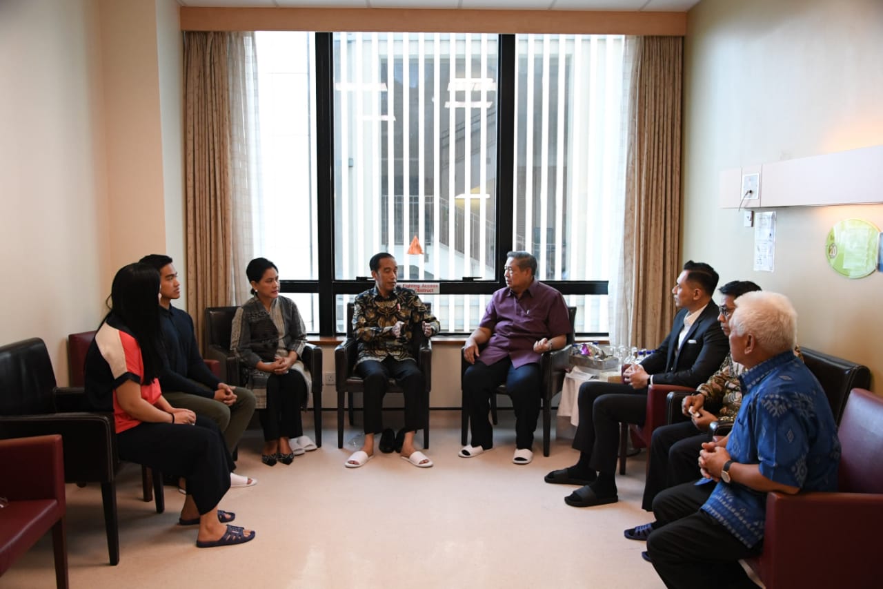 Jenguk Ibu Ani Yudhoyono, Presiden Jokowi dan Ibu Iriana Beri Semangat untuk Sembuh
