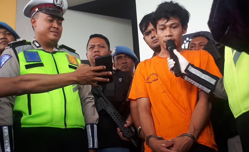 Adi Ditilang Polisi, Ngamuk Merusak Motornya Sendiri