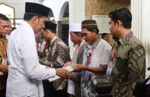 Presiden saat menyerahkan sertifikat Wakaf di Ponpes Al-Ittihad Cianjur, Jawa Barat, Jumat (8/2).  (Foto: Humas/Rahmat)
