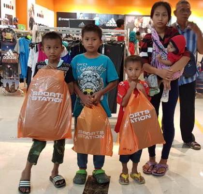 Donatur Ini Wujudkan Impian Putra Penjual Cilok di Tangsel Miliki Sepatu Baru