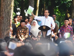 Presiden Jokowi menyerahkan SKI perhutanan sosial untuk 8.900 KK, di Cianjur, Jabar, Jumat (8/2) pagi. (Foto: Rahmat/Humas)