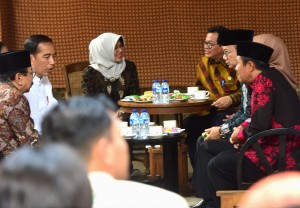 Presiden Jokowi menyempatkan menikmati kopi saat berkunjung ke Benten Van den Bosch, di Kab. Ngawi, Jatim, Jumat (1/2) siang. (Foto: Rahmat/Humas)