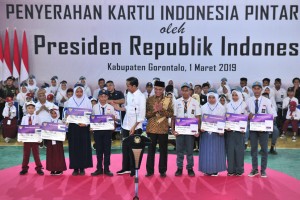 Presiden Jokowi menyerahkan KIP untuk siswa-siswi SD, SMTP, dan SMTA, di Gelanggang Olahraga David - Tonny, Limboto, Kabupaten Gorontalo, Kamis (1/3) siang. (Foto: JAY/Humas)