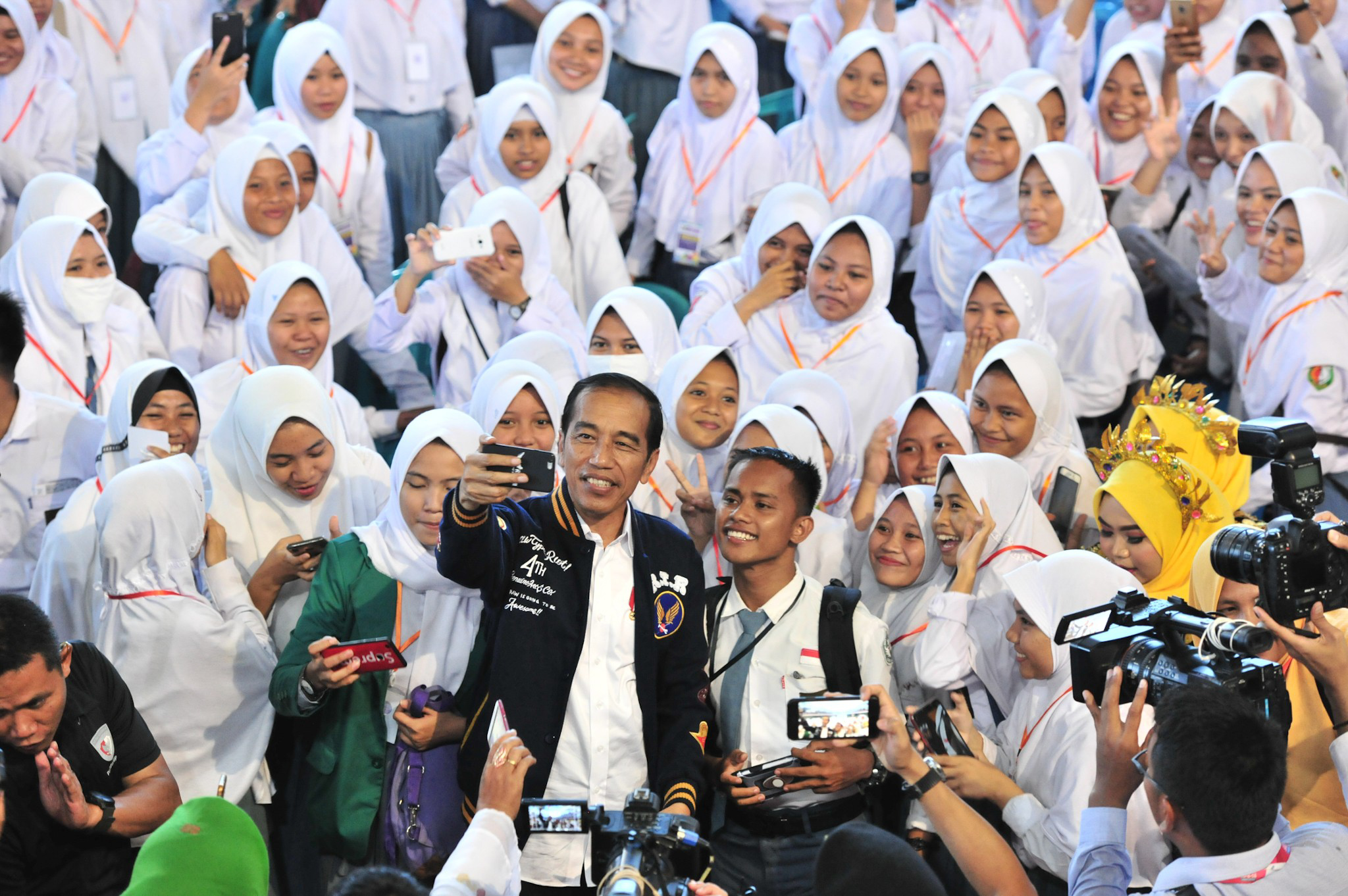 Serahkan KIP di Gorontalo, Presiden Jokowi: Jangan Hanya Belajar Sehari Setengah Jam