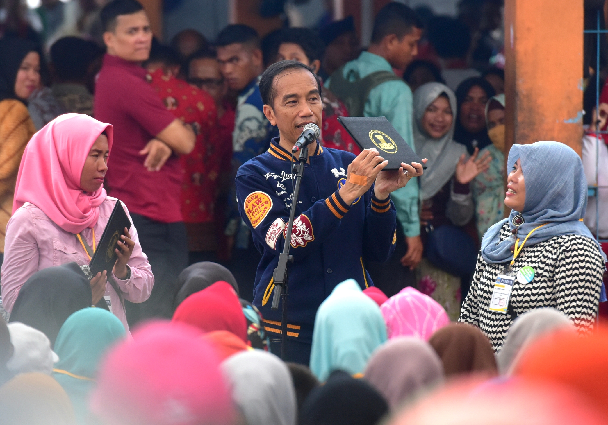 Bertemu Penerim UMi di Kendari, Presiden Jokowi Ingatkan Agar Disiplin Mengangsur Pinjaman