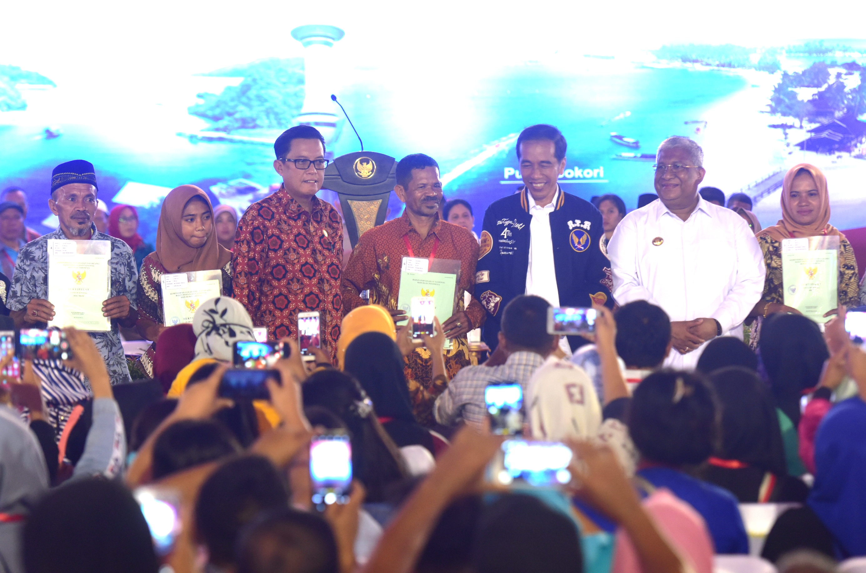 Di Kendari, Presiden Jokowi Serahkan 2.100 Sertifikat Tanah Untuk Rakyat