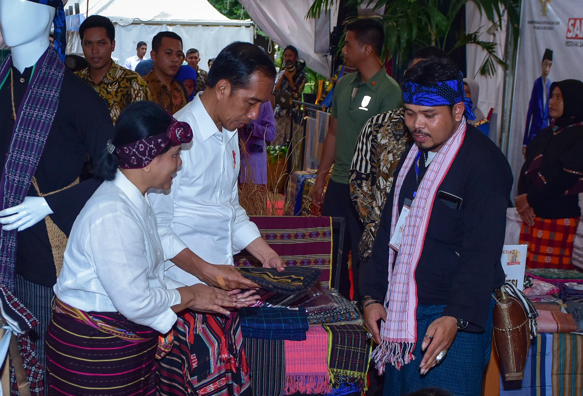 Apresiasi Produksi, Presiden Jokowi Ingin Pada Hari Tertentu Ada Gerakan Pakai Sarung Bersama