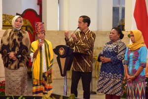 Presiden Jokowi berdialog dengan para perempuan pelopor dalam pertemuan dengan Perempuan Arus Bawah, di Istana Negara, Jakarta, Rabu (6/3) pagi.. (Foto: Deny S/Humas)