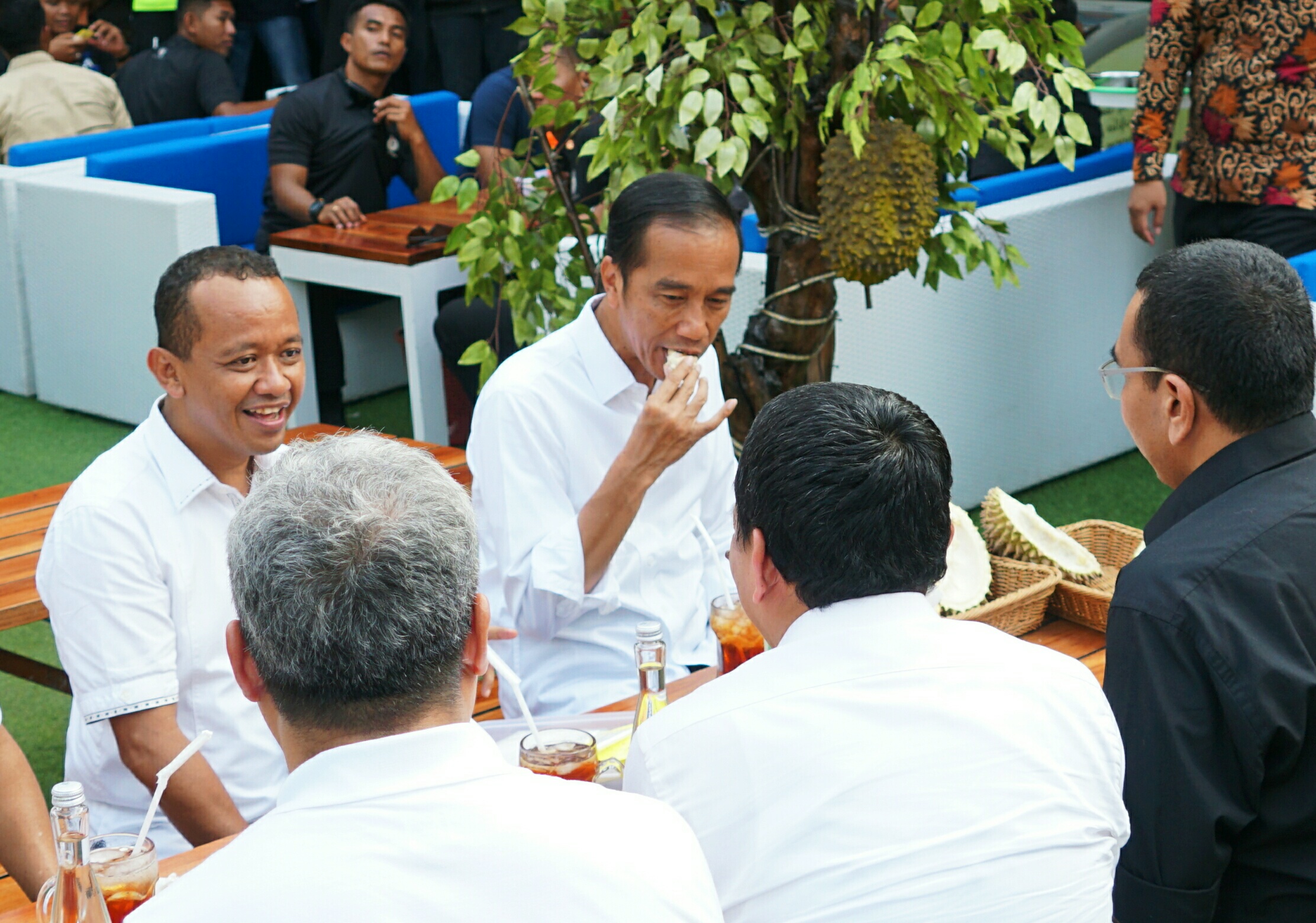 Presiden Jokowi Nikmati Durian Sibolang Bersama Warga