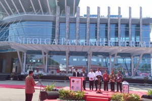 Menhub Budi K. Sumadi menyampaikan laporan saat peresmian Pelabuhan Sambas, Sibolga, Sumut, Minggu (17/3) pagi. (Foto: OJI/Humas)