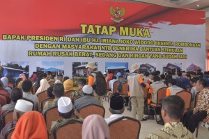 Para penerima Bantuan Dana Stimulan Rumah Rusak Berat, Sedang, dan Ringan Di Gedung Hakka, Lombok Barat, NTB, Jumat (22/3). (Foto: Humas/Deni)