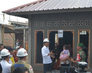 Presiden saat berdialog dengan warga yang menerima program rehab/rekonstruksi rumah tahan gempa di Desa Pengempel Indah, Mataram, NTB, Jumat (22/3). (Foto: Humas/Deni)