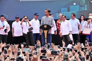 Presiden saat memberi sambutan dalam acara peresmian operasional MRT di Bundaran HI, Jakarta, Minggu (24/3). (Foto: Humas/Jay).