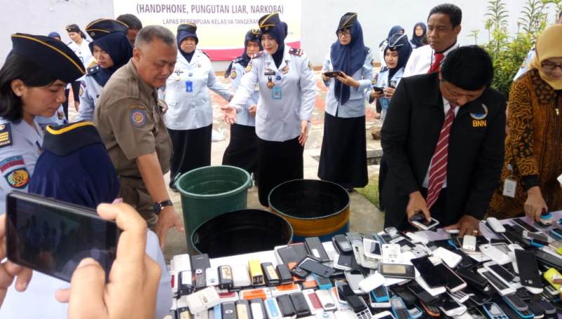 Deklarasikan Zero Halinar, Ratusan Handphone Napi Dimusnahkan