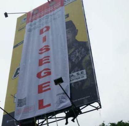 Diduga Tak Berizin, Reklame Caleg DPR RI Dari Partai Golkar Disegel Satpol PP Tangsel