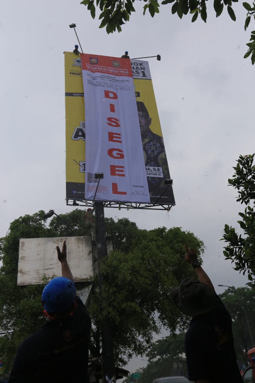 Dua Billboard Disegel Satpol PP