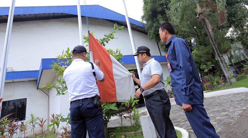 Lihat Bendera Robek, Arief Langsung Menggantinya
