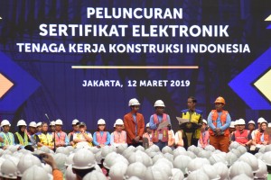 Presiden Jokowi berdialog dengan pekerja penerima sertifikat pada acara Peluncuran Sertifikasi Elektrik dan Sertifikasi Tenaga Kerja Konstruksi Indonesia di Istora GBK, Senayan, Jakarta, Selasa (12/3) siang. (Foto: OJI/Humas)
