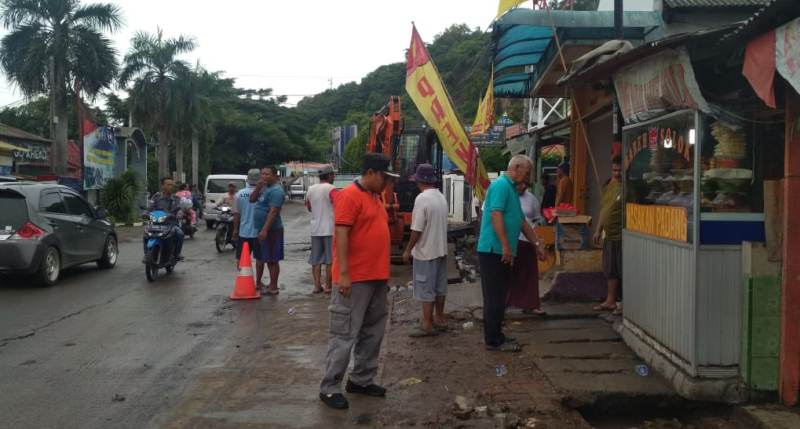 Warga Tamansari Normalisasi Drainase, 100 Meter Kubik Pasir Diangkut