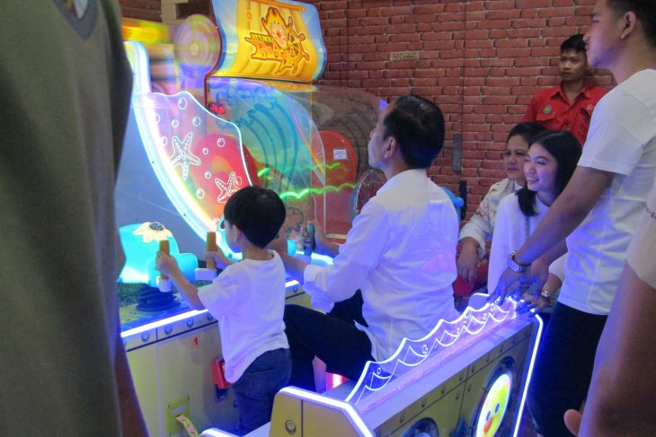 Jokowi “refreshing” bersama Jan Ethes di sela padatnya kampanye