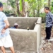 Pemdes Panyaunganjaya Bagikan Bibit Bunga dan Bangun TPS