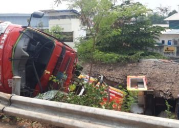 Mobil Damkar Tangerang Tergelincir, 4 Orang Luka-luka
