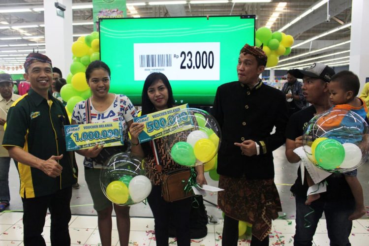 Peluncuran program harga teman di Giant Rajawali Surabaya.