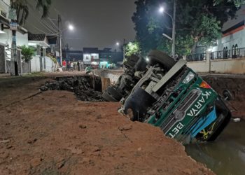 Truk Proyek Pelebaran Kali Di Pamulang Terguling