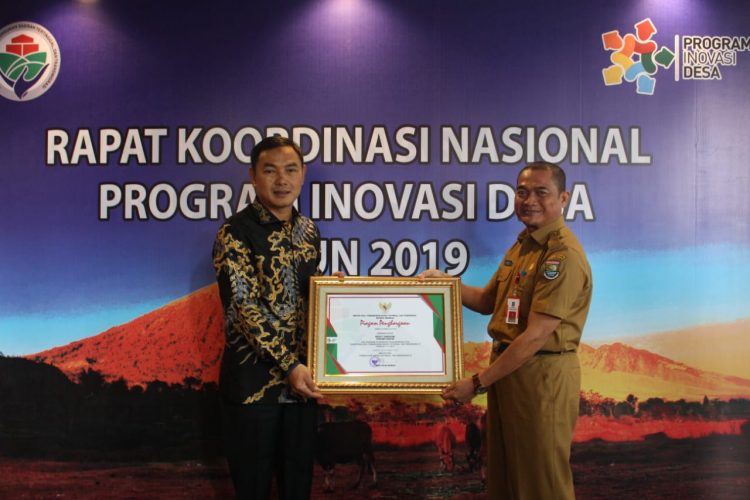Wakil Bupati Tangerang Mad Romli (kiri) menunjukkan penghargaan PID 2019. (Ist)