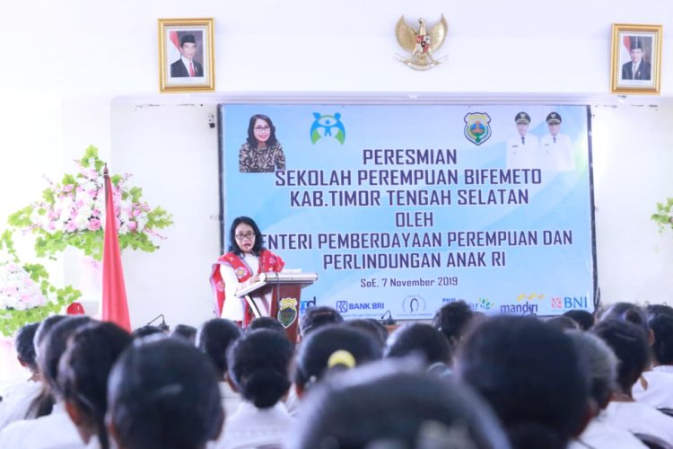 Menteri Pemberdayaan Perempuan dan Perlindungan Anak (PPPA), Bintang Puspayoga saat meresmikan Sekolah Perempuan Bifemeto di Kabupaten Timor Tengah Selatan, Provinsi Nusa Tenggara Timur. (Ist)