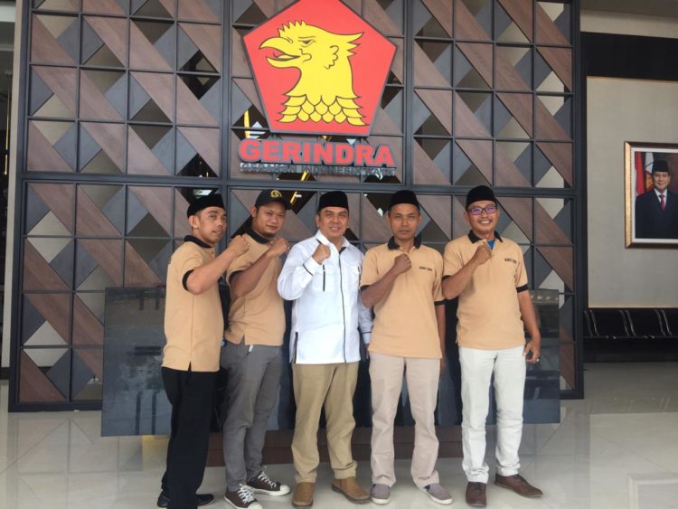 Abi Mus (tengah) bersama tim mengambil formulir di Kantor Gerindra Banten. (RAY)