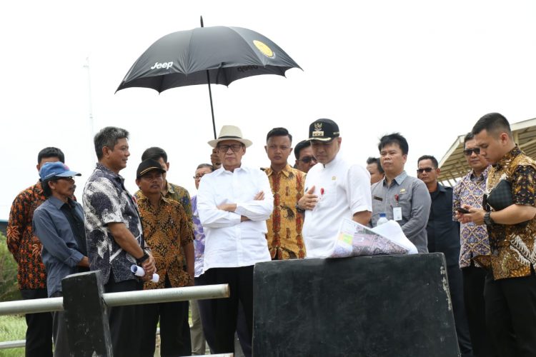 Gubernur Wahidin Halim didampingi Bupati Zaki Iskandar melihat lokasi asrama haji Banten. (Ist)