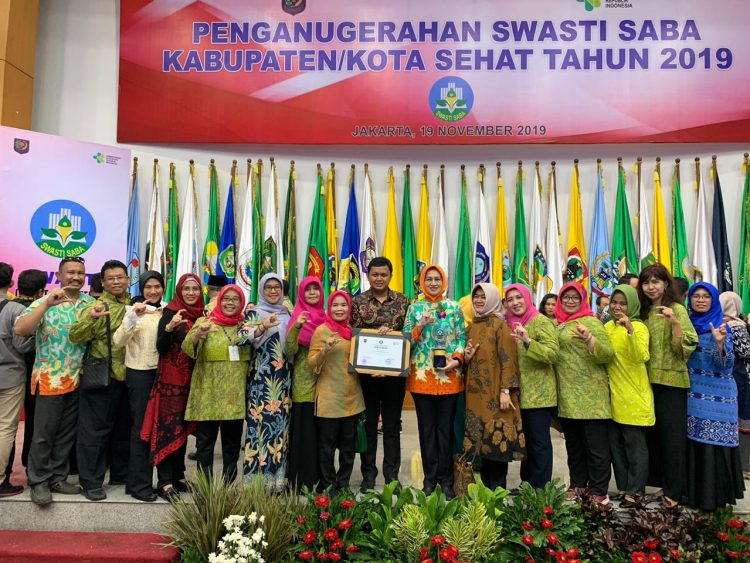 Walikota Tangsel Airin Rachmi Diany bersama Pimpinan Idnas Kesehatan berfoto bersama usai menerima penghargaan. (ist)