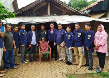 Karang Taruna Serpong Beri Bantuan Nenek Miskin di Buaran