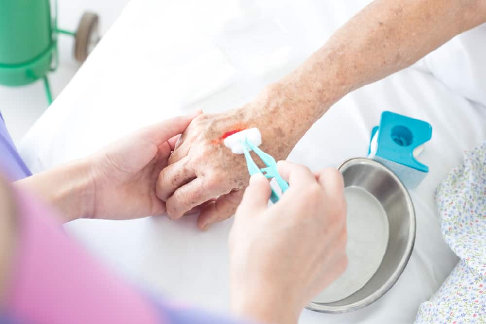 membersihkan luka diabetes dengan sabun