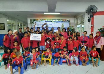 CSR Bidang Pendidikan WOM Finance Bagikan Peralatan Sekolah ke Panti Asuhan