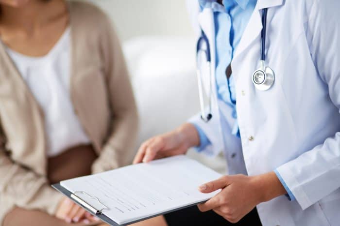 Dokter memeriksa gejala hepatitis B