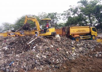 Gunungan Sampah di Muara Sungai Cisadane Diangkut