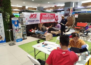 Karyawan dan Pengunjung Ace Hardware Living Plaza Bintaro Ikut Donor Darah