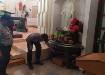 Jelang Misa, Gereja Barnabas Pamulang Disterilkan