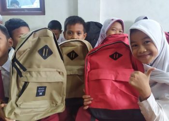 Anak Korban Banjir di Tangsel Diberi Tas Sekolah