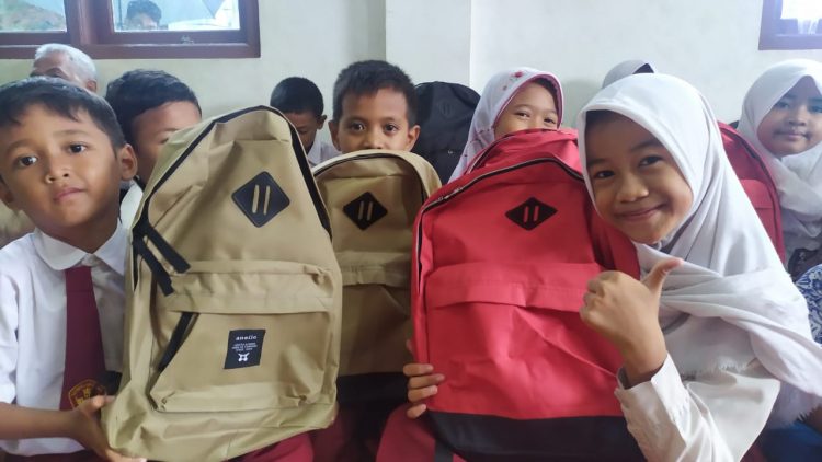 Bantuan tas sekolah di Ciputat. (PHD)
