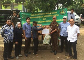  Kejari Tangsel Salurkan Bantuan untuk Korban Banjir